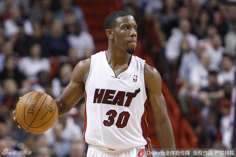 科尔与好友德怀恩·韦德在比赛中同时出场，两人在场边默契交流，场下的深厚情谊在比赛中转化为无声的信任