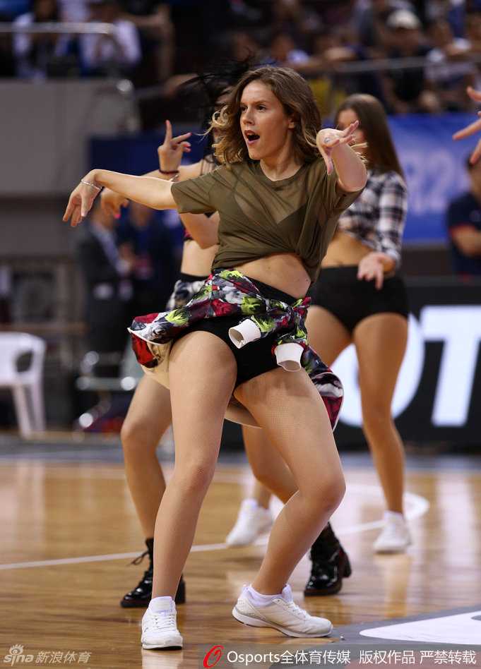 贝尔格莱德红星啦啦队燃爆鹏城,欧洲篮球冠军联赛中国赛激战正酣 莫斯科中央陆军在场上展示出令人窒息的团队防守,多人包夹形成天罗地网,让广东队的每一次出球都变得异常艰难,这正是欧洲铁血防守的缩影。