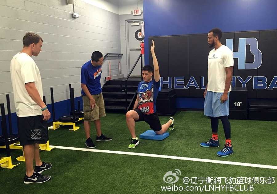 训练场上，贺天举正在进行核心力量训练，汗水浸透了他的球衣，专注的眼神中透露出对重返巅峰的渴望与坚定。