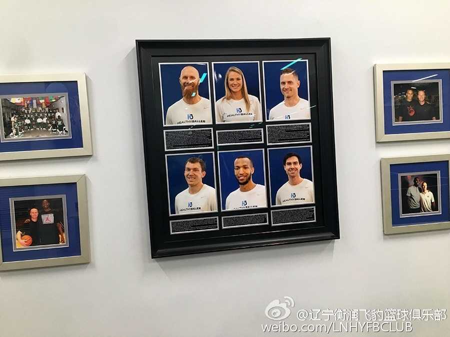 工作人员一丝不苟地架着摄像机，镜头紧紧跟随着正在进行运球训练的贺天举，记录下他每一次突破和变向的细节，为日后的技术分析留下宝贵资料。