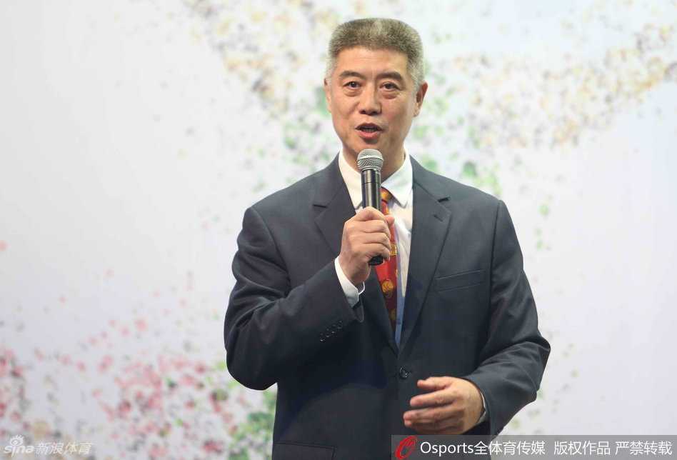 资本破冰与改革博弈:二〇一六篮球产业资本论坛群英谱 论坛签到处,姚明一身休闲西装亮相,面对镜头挥手致意,笑容灿烂,显然对即将开始的篮球资本对话充满期待。