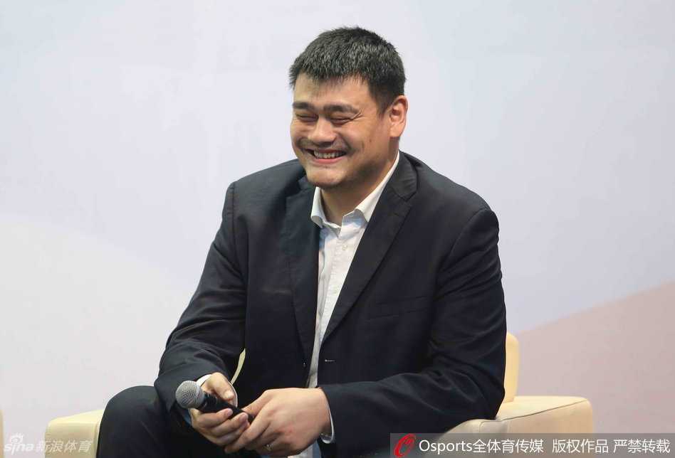 资本破冰与改革博弈:二〇一六篮球产业资本论坛群英谱 在论坛的圆桌讨论环节,徐济成举手投足间尽显资深评论员的犀利,他手持话筒,面前的名牌显示着中国篮球界的风云人物,一场关于职业联赛改革的深度对话即将展开。