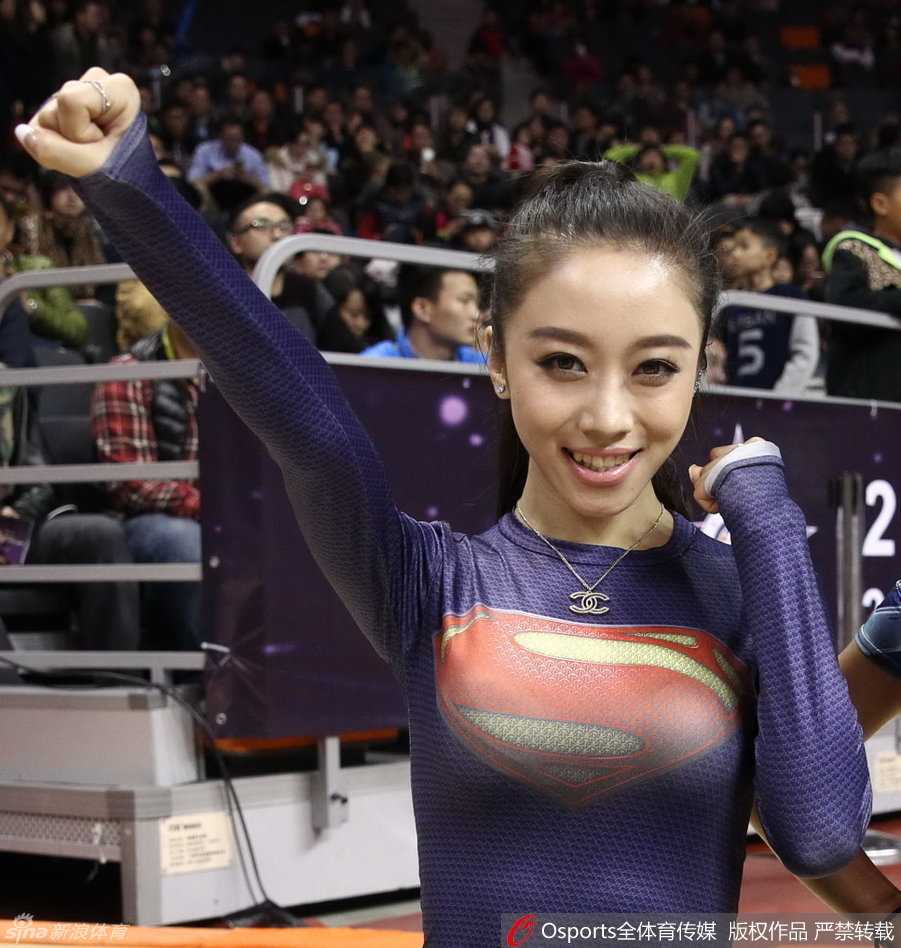 回眸一瞥，长发轻扬，这位在场边忙碌的美女记者恰好回头，眼神中带着一丝思考后的明悟，背景是火热的赛场，动静之间，构成了全明星周末一幅独特的画面。