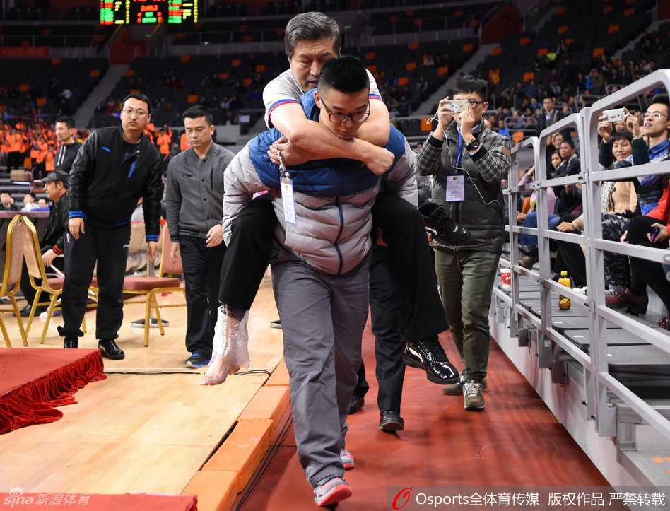 赛场惊魂一刻:裁判意外崴脚,被背出场外的特殊“伤员” 裁判痛苦倒地,手指受伤部位,身旁的广东队球员一脸茫然与关切,现场气氛瞬间凝固
