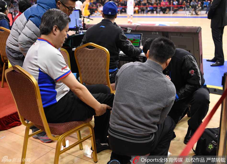 赛场惊魂一刻:裁判意外崴脚,被背出场外的特殊“伤员” 工作人员背着受伤裁判离开球场,裁判无力地伏在背上,留下一个令人印象深刻的落寞背影