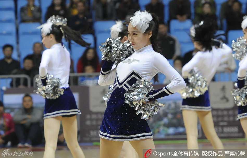 赛场精灵:青春舞动,燃爆WCBA的无限活力 舞动长发的瞬间,纱裙在半空划出优美弧线,轻松微笑间尽显青春自信,成为赛场上一道灵动的风景。