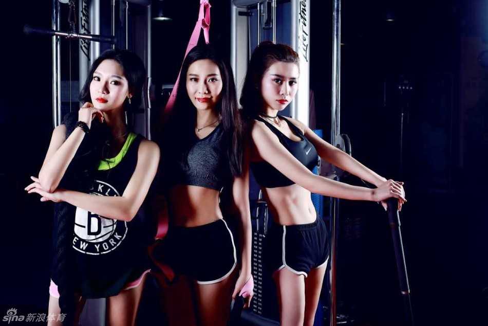 训练间隙，她随意地坐在健身器材上，上衣紧绷的线条依然难掩傲人身材。她对着镜头投来深情一瞥，眼神里既有少女的娇俏，又有属于运动员的专注与自信，挺拔的双峰与白皙皮肤在自然光下格外耀眼。