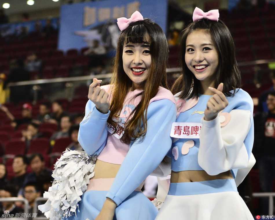 赛场边的最美风景线:各地篮球宝贝的热舞瞬间与幕后故事 北京队的可爱宝贝们露出甜美的笑容,她们的舞蹈动作充满青春活力,瞬间融化了现场观众的心。