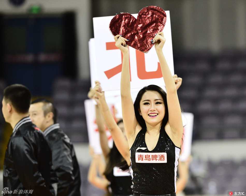 青春洋溢的拉拉队宝贝扎着清爽马尾，身着亮黄色短裙，在赛场边回眸一笑，露出灿烂的酒窝，活力气息扑面而来。