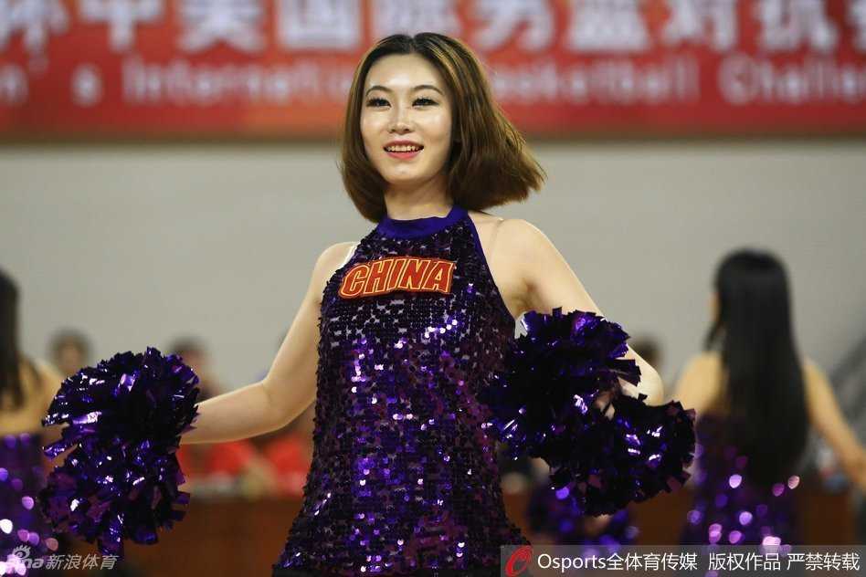 赛场边的热舞精灵:中美男篮对抗赛的别样风景 全体宝贝在表演结束后向观众致意,她们手拉手鞠躬,脸上洋溢着灿烂笑容,感谢这个舞台和热情的球迷