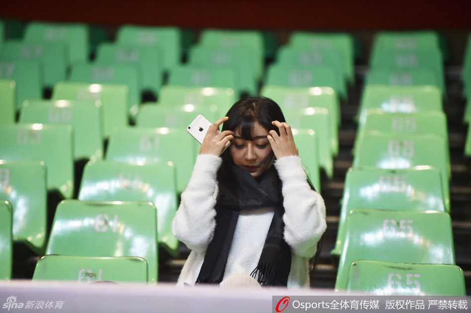 场边的美女球迷双手托腮，清纯的脸庞上写满了对比赛的专注，仿佛一个期待着英雄故事的纯真少女