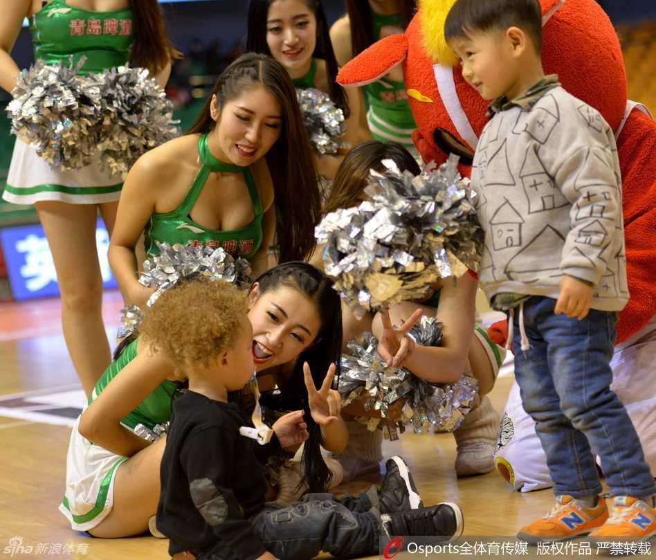 小儿子终于如愿以偿，抱着大大的篮球认真地亲了上去，肉嘟嘟的脸蛋和专注的神情简直要把人心融化