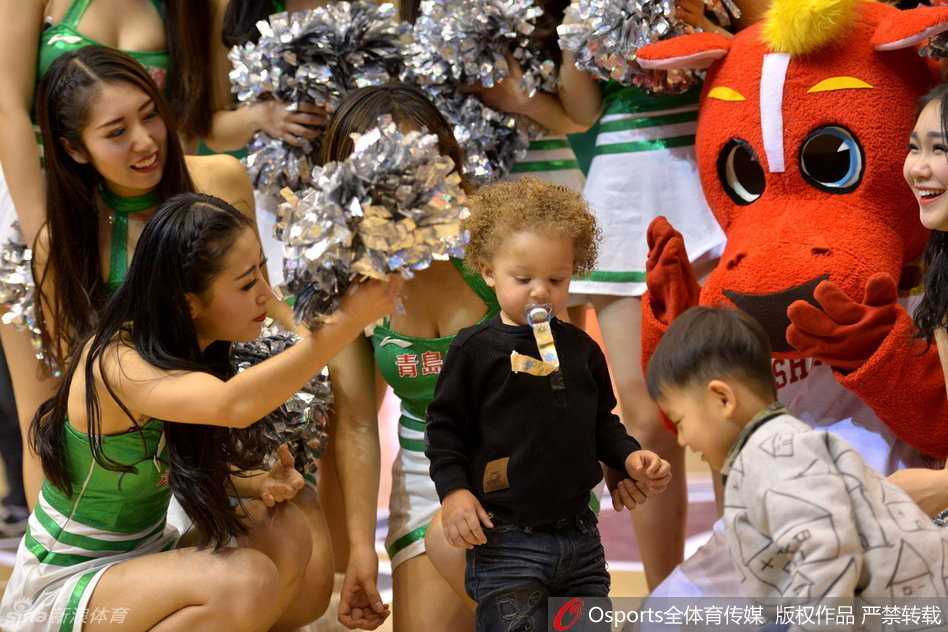 山东队超级外援比斯利在篮下强攻，遭到对方多人包夹防守，依然凭借出色的个人能力将球放进篮筐