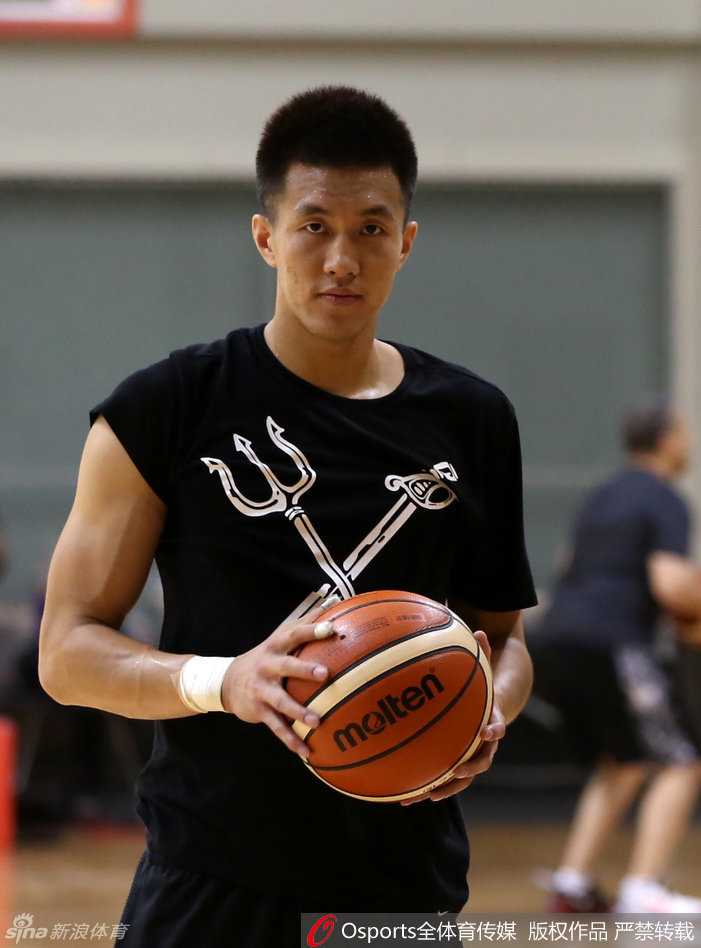 郭艾伦面对镜头，眼神专注而坚定，流露出对胜利的渴望