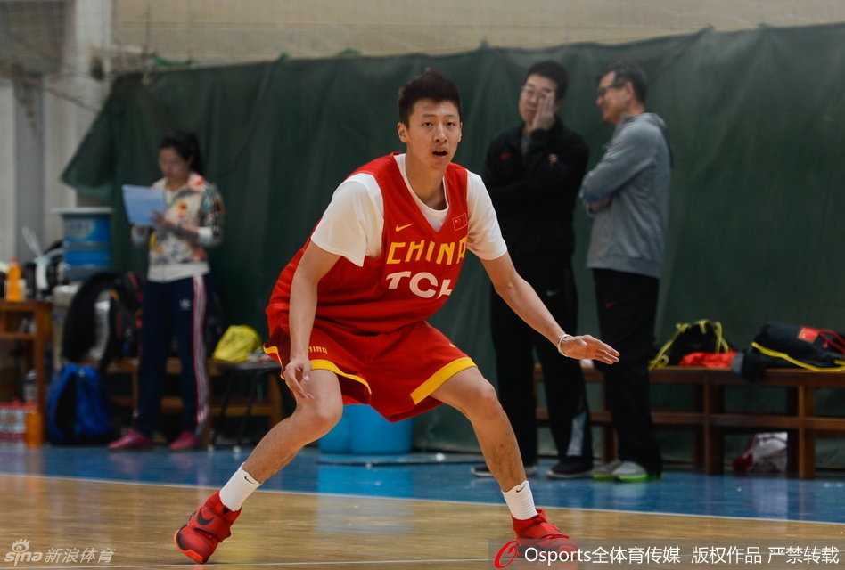 眼神坚定的赵岩昊身披国家队战袍，在训练中运球穿越半场，稚嫩的脸庞上满是对未来的憧憬