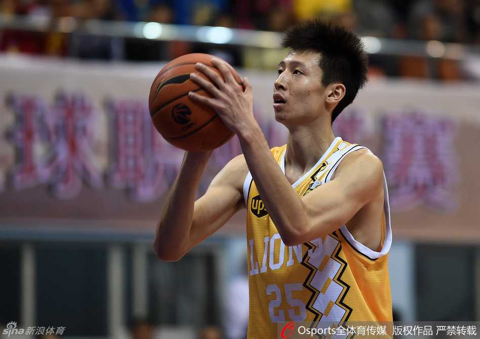 赵岩昊持球快速突破，胡金秋心领神会地顺下，两人眼神交汇间完成了无言的默契配合