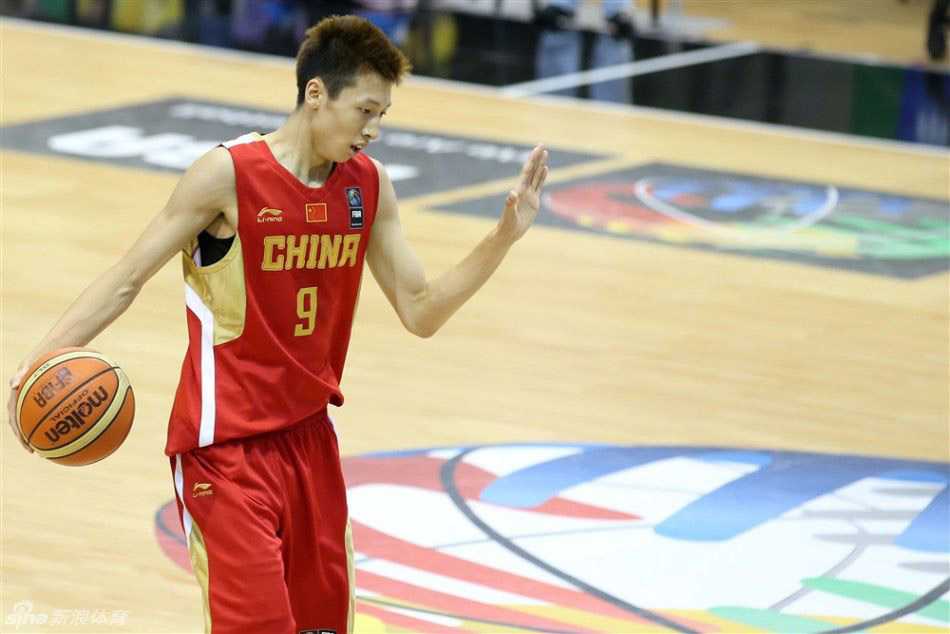 赵岩昊在三分线外果断起跳出手，篮球在空中划出一道优美的弧线，防守球员只能望球兴叹