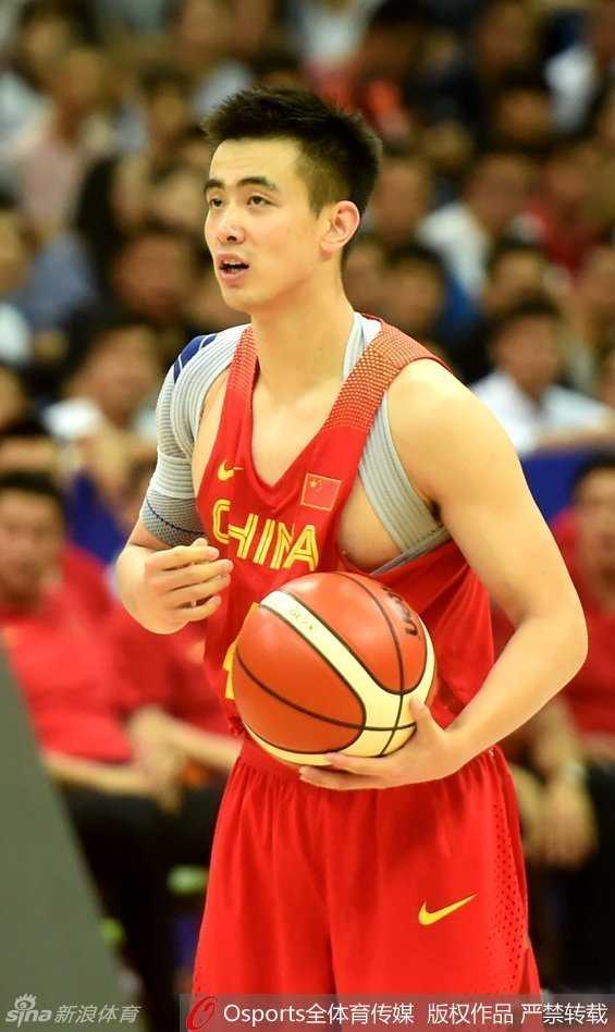 即使在激烈的对抗中重心不稳，赵继伟的目光依然紧锁篮筐，战斗精神令人动容