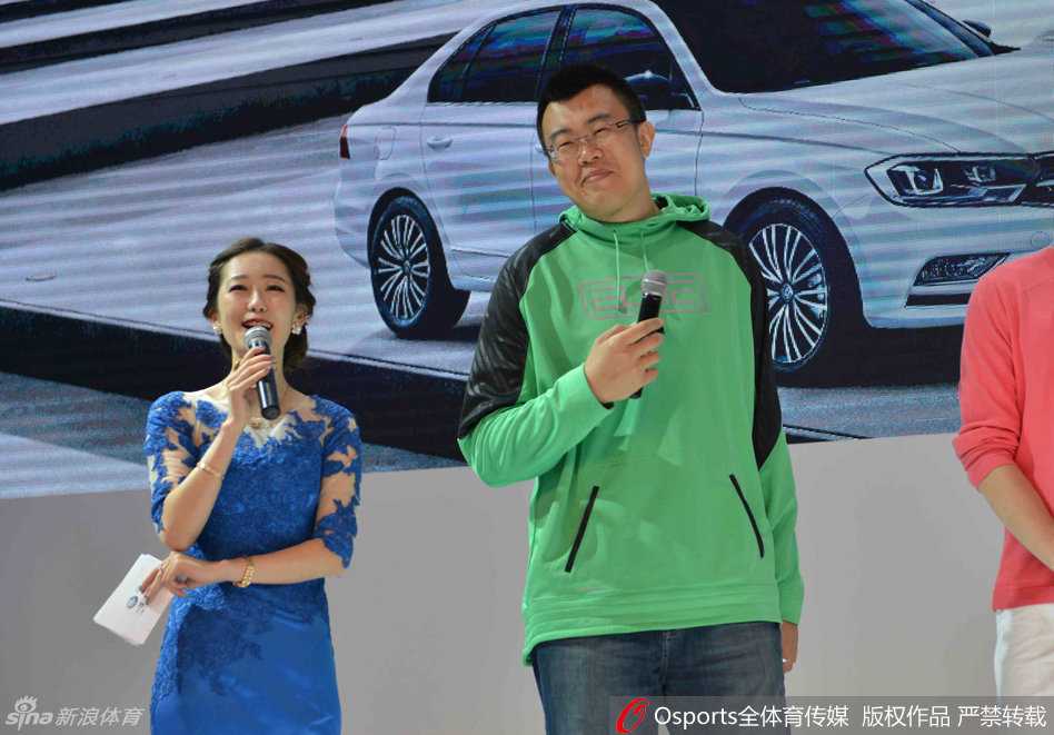 辽宁男篮三将亮相车展 韩德君萌态十足引粉丝尖叫 韩德君在车展上与主持人互动,呆萌的表情和圆润的身材让他即使不说话也成为了全场焦点,萌态十足的模样引得众人欢笑。