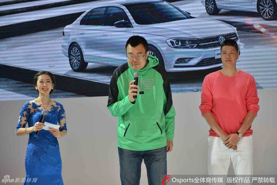 辽宁男篮三将亮相车展 韩德君萌态十足引粉丝尖叫 贺天举与韩德君并肩站在车展舞台上,两人神情专注地听着主持人讲话,一动一静之间,尽显辽篮将帅之间的深厚情谊。