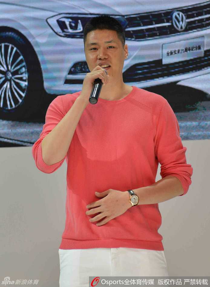 辽宁男篮三将亮相车展 韩德君萌态十足引粉丝尖叫 韩德君、贺天举、廉明三人被热情的粉丝团团围住,辽宁三将在车展上人气爆棚,充分展现了辽篮队员在球迷心中的极高地位。