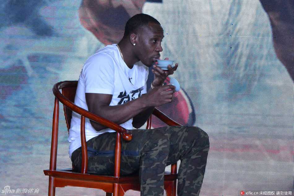 辽宁男篮哈德森沈阳收徒 与爱女共度温馨球迷日 哈德森微微弯腰,专注地为小球员示范运球动作,篮球在他手中仿佛有了生命,旁边的小徒弟们聚精会神地模仿着每一个细节。