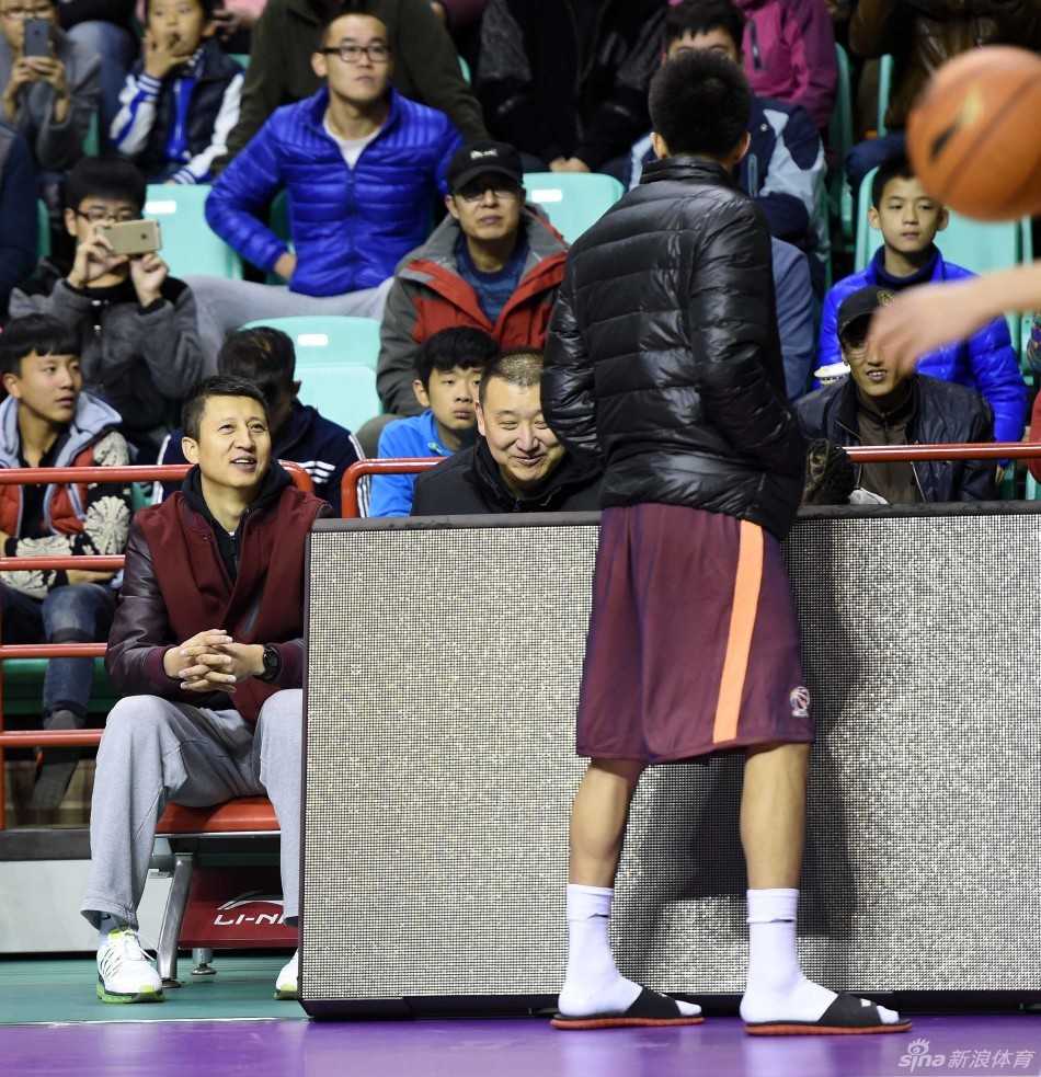 辽宁男篮本溪壮行会,郭艾伦续约后心情大好亮相 球迷们热情地伸出手中的球票和纪念品,围在郭艾伦身边索要签名。面对热情的球迷,郭艾伦耐心地一一满足大家的要求。