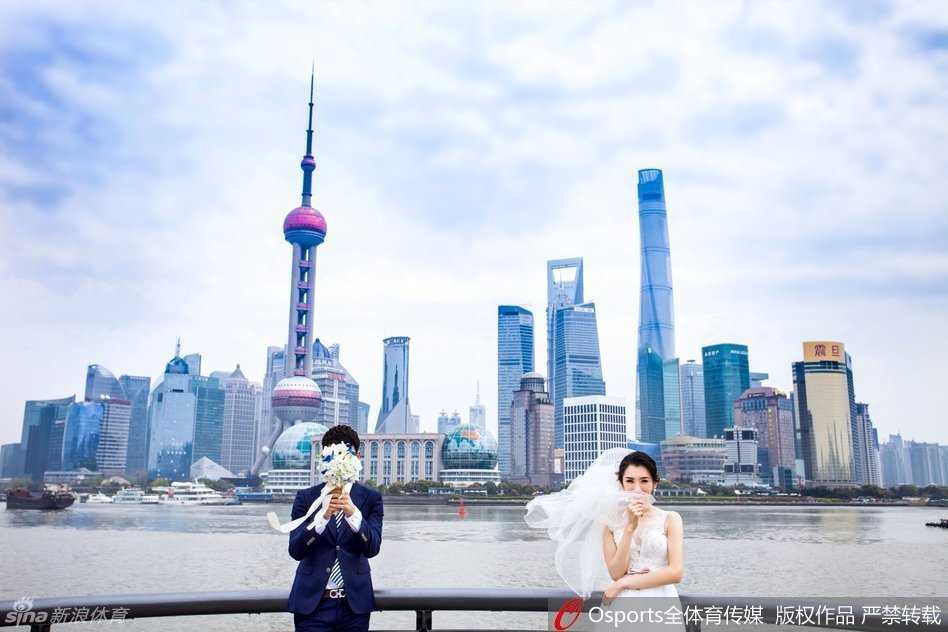 在一处充满设计感的旋转楼梯上，马壮身着深色礼服绅士般牵起张薇的手，张薇的长裙拖尾顺着台阶优雅垂下，画面宛如童话中的王子与公主。