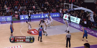 辽川争霸铸就经典瞬间 杨鸣奋不顾身救球 张春军转身上演华丽舞步 张春军篮下单打脚步灵动,转身上篮如蝴蝶穿花般轻盈,将技巧与力量完美融合