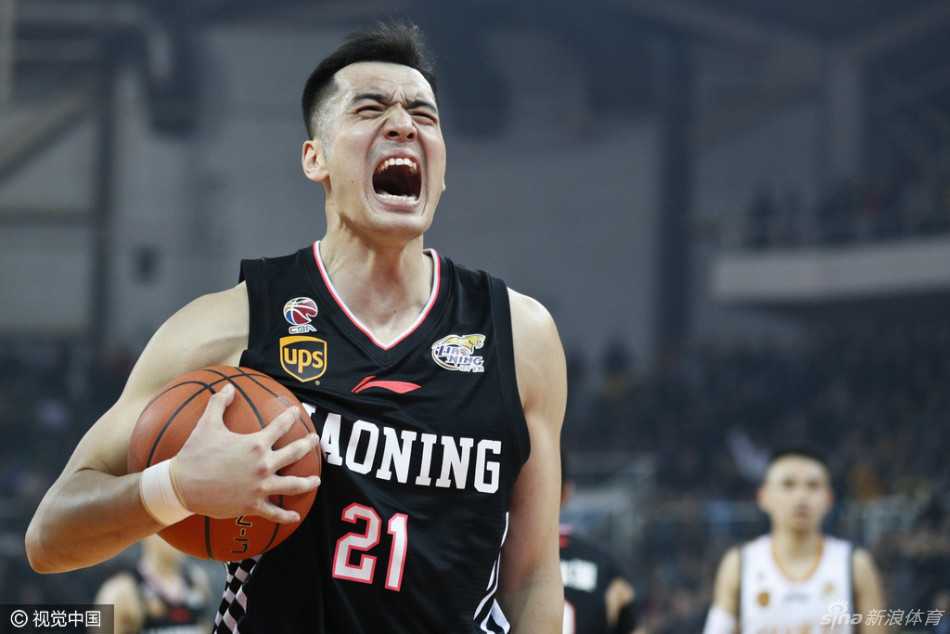 辽晋三加时史诗鏖战,郭艾伦富兰克林缔造传奇之夜 辽宁与山西的球员们在三分线外手感滚烫,原帅面对老东家手起刀落,每一次篮球划过指尖都牵动着全场的心弦。