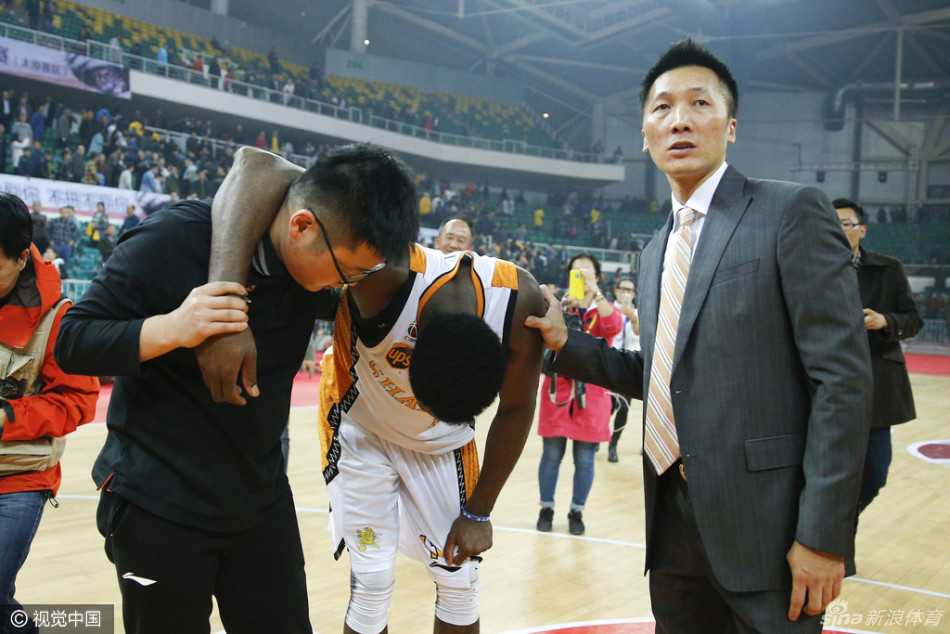 辽晋三加时史诗鏖战,郭艾伦富兰克林缔造传奇之夜 裁判的一次吹罚让郭艾伦难以置信,他瞪大了双眼摊开双手,眼神中充满了惊讶与无奈,仿佛在向全世界申诉这次判罚的公正性。