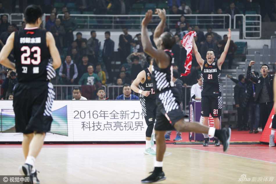 辽晋三加时史诗鏖战,郭艾伦富兰克林缔造传奇之夜 胜利的狂喜在这一刻爆发!辽宁队球员廉明紧握双拳,面目因咆哮而扭曲,用最极致的方式庆祝这场来之不易的三加时苦胜。