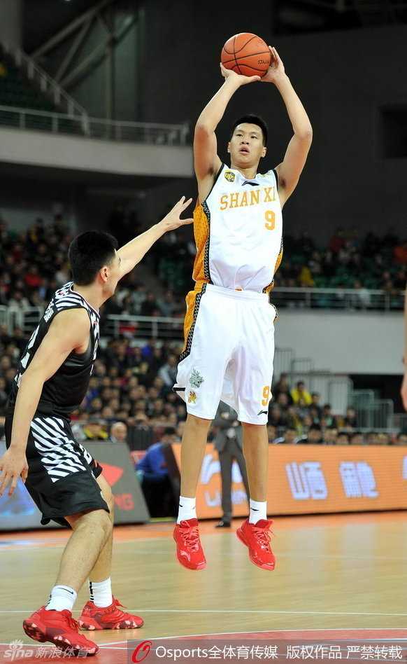 辽晋之战:继伟伤退,艾伦神突,兰多夫苦撑内线 哈德森在快攻中单手持球高高跃起,身体在空中完全舒展,面对追防的球员,他准备以一记轻盈的挑篮结束这次进攻。