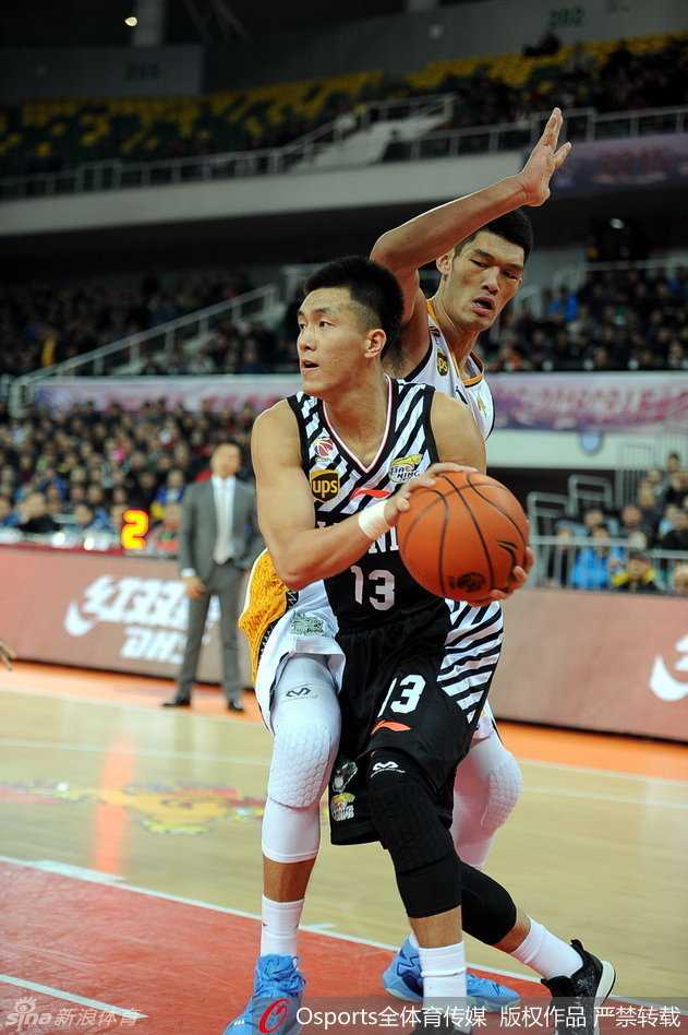 辽晋之战:继伟伤退,艾伦神突,兰多夫苦撑内线 赵继伟受伤倒地后,表情痛苦地捂着自己的腿部,身边的队友和对手都纷纷举手示意,场边担架已准备好,现场气氛凝重。