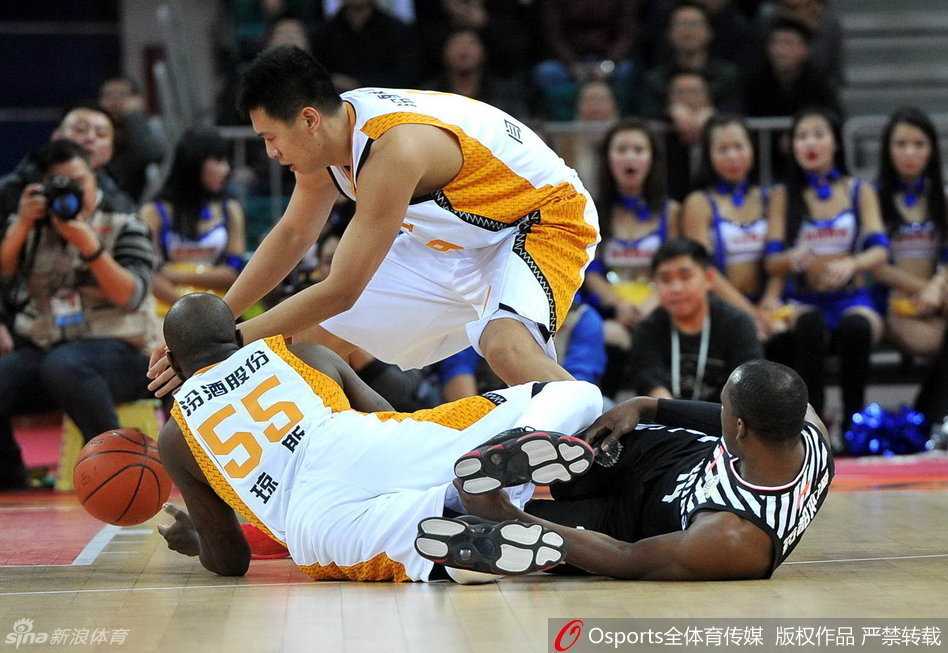 辽晋之战:继伟伤退,艾伦神突,兰多夫苦撑内线 郭艾伦如离弦之箭般直插对手腹地,眼神坚毅地盯着篮筐,山西队的段江鹏正尽全力贴防,试图阻挡这位冲击力十足的后卫。