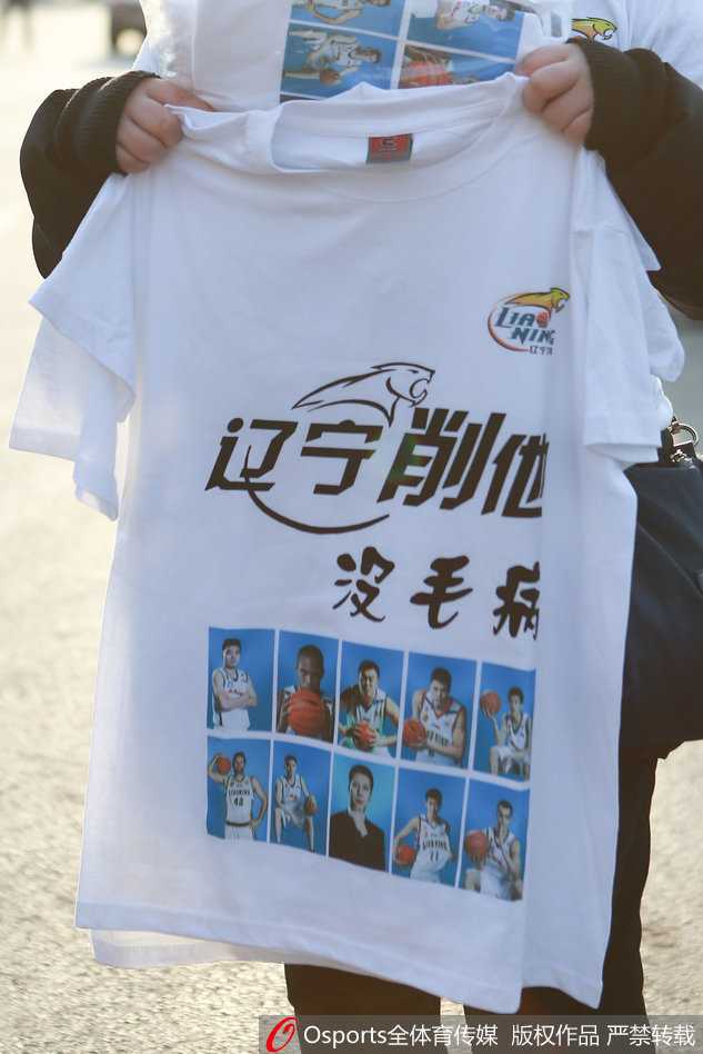 辽沈球迷助威T恤铺满车身,客场远征铸就“第二主场” 车窗上整齐摆放着数件助威T恤,透过玻璃能看到T恤上清晰的球员头像,车主用这种静默的方式向过往行人宣告:这里是辽宁队的主场。