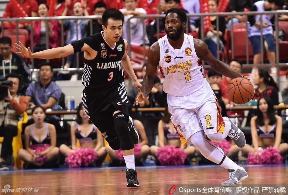 辽宁队外援兰多夫在深圳队内线兰佩的紧逼防守下强行突破上篮，身体对抗激烈，展现了极强的攻击欲望。