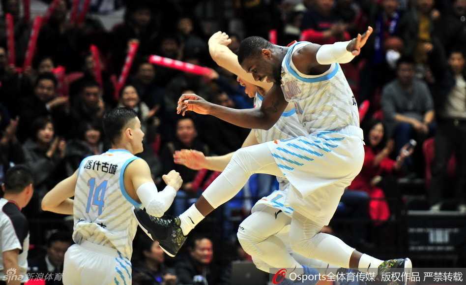 辽疆大战经典回顾:内线搏杀与快攻风暴的巅峰对决 廉明在肌肉丛林中进行激烈对抗,他用尽全身力气卡住位置,为辽宁队拼下关键的篮板球