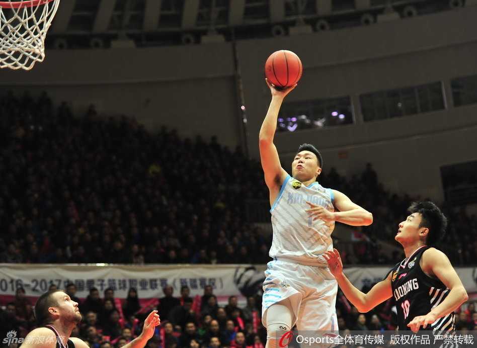 辽疆大战经典回顾:内线搏杀与快攻风暴的巅峰对决 兰多夫在新疆队内线群中强行起飞,不顾对抗将球抛向篮筐,眼神中满是杀气和坚决
