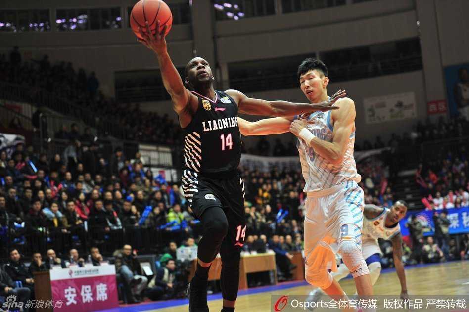 辽疆大战经典回顾:内线搏杀与快攻风暴的巅峰对决 周琦高高跃起执行罚篮,修长的身躯在篮下如同高塔,皮球划出柔和的弧线直奔篮心