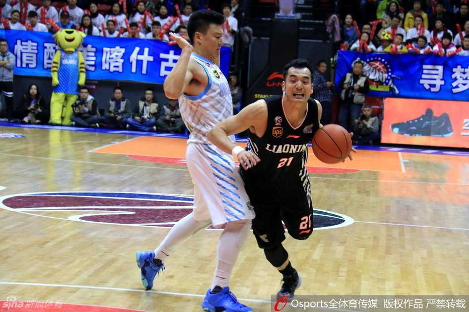 辽疆大战经典回顾:内线搏杀与快攻风暴的巅峰对决 郭士强在场边激情指挥,双手比划着战术手势,眼中是对弟子们无限的信任和期待