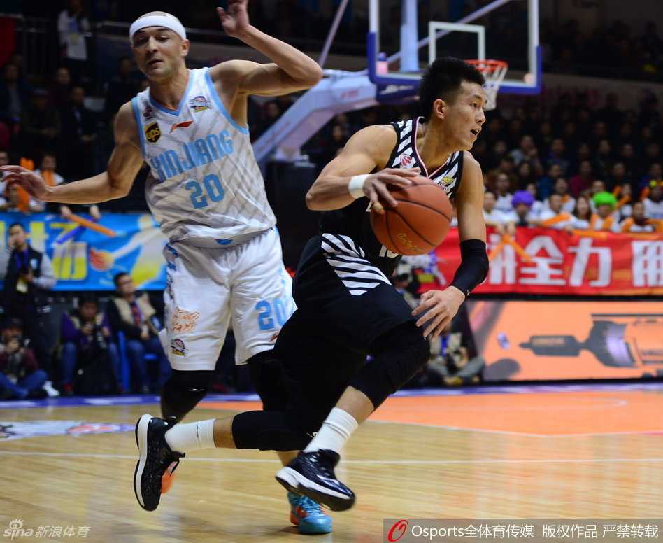 布莱切利用宽厚的身体在篮下强行上篮，面对韩德君的贴身防守，他依然展现出柔和的手感，将球稳稳放入篮筐。