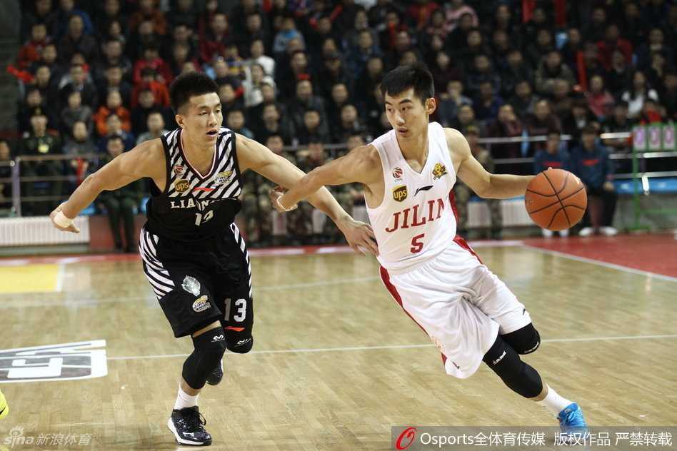 郭艾伦如闪电般运球突破，眼神犀利观察着吉林队的防线布局，随时准备撕开对手的防线。