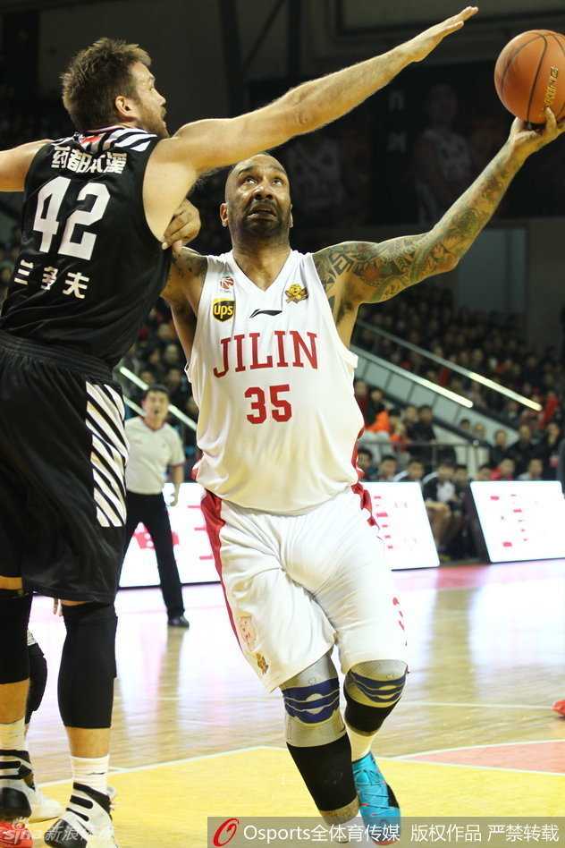 哈德森贴身紧逼马库斯，眼神坚毅，双手不断干扰，最终成功完成致命抢断奠定胜局。