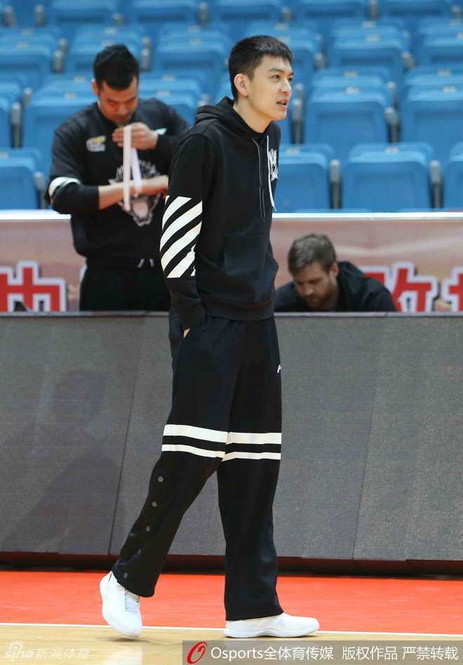 辽篮严冬锻造尖兵:郭士强铁腕治军,众将挥汗蓄力新篇 郭艾伦侧身面对镜头,下巴微扬,汗水顺着脸颊滑落,坚毅的目光直视远方,定格了他在这片场地上不服输的倔强。