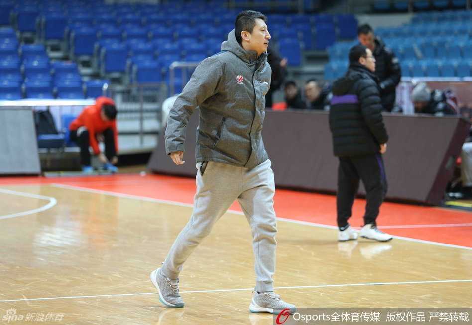 辽篮严冬锻造尖兵:郭士强铁腕治军,众将挥汗蓄力新篇 李晓旭在篮下持球,眼神如炬,面对假想的防守者,沉稳地做出投篮动作,仿佛随时准备在实战中给予致命一击。