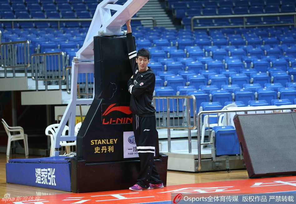 辽篮严冬锻造尖兵:郭士强铁腕治军,众将挥汗蓄力新篇 兰多夫在训练中展现柔和手感,一次漂亮的篮下虚晃后勾手命中,身旁的队友也不禁为他这次精彩的终结鼓掌。