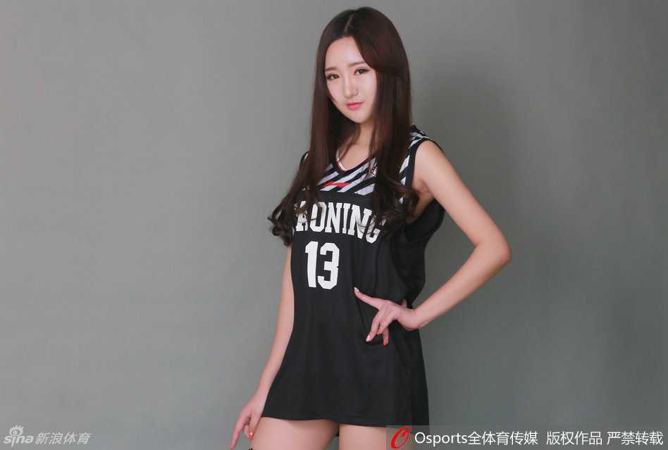 辽篮宝贝们身着黑色性感演出服，在本溪主场中央一字排开，她们手举郭艾伦的13号战袍，用最热情的舞蹈为球队核心加油助威。