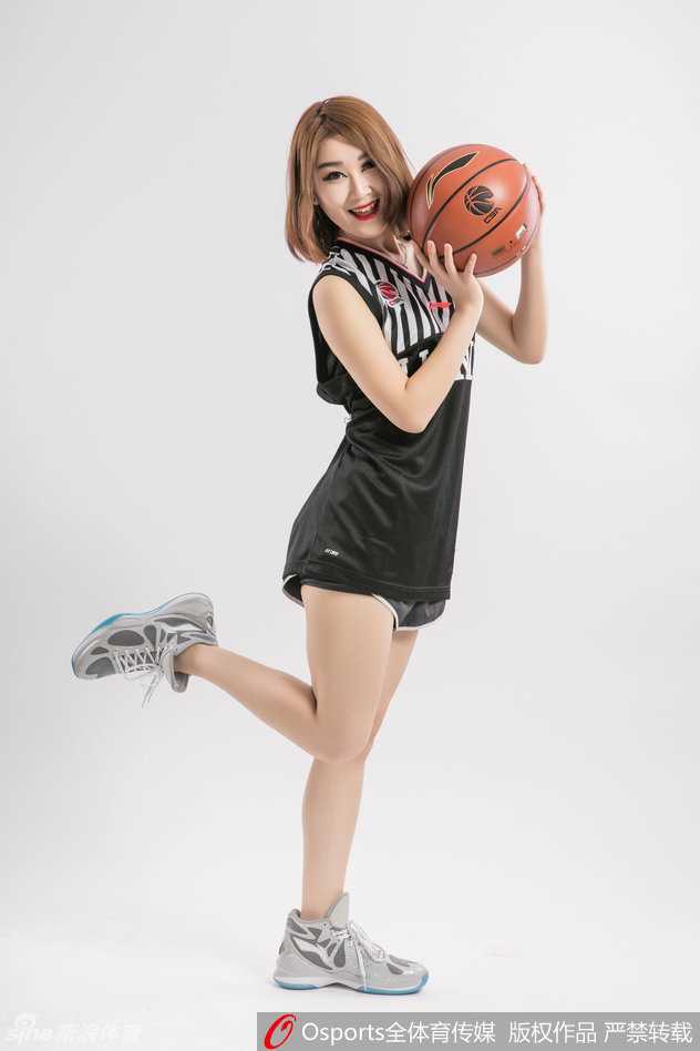 辽篮主场啦啦队青春风暴助力总决赛第二战 青春洋溢的辽宁宝贝们身着亮黄色战袍,在场地中央排开整齐队形,以招牌式的甜美笑容迎接总决赛第二场的关键战役。