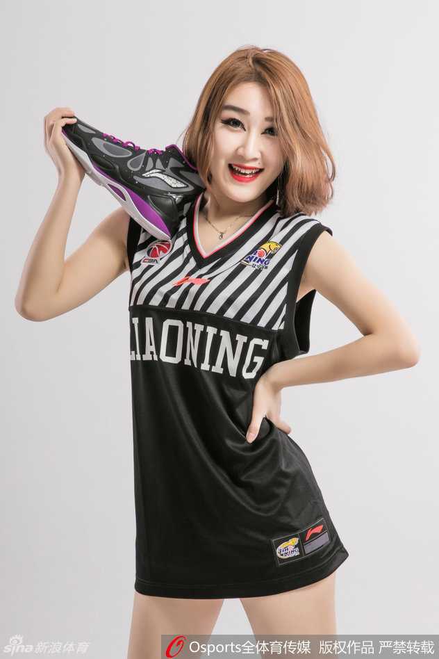 辽篮主场啦啦队青春风暴助力总决赛第二战 近距离特写中,一名宝贝额头已渗出细密汗珠,但嘴角依旧保持着标准的八颗牙微笑,妩媚的眼神中透着一股不服输的韧劲,与场上球员的拼搏精神遥相呼应。